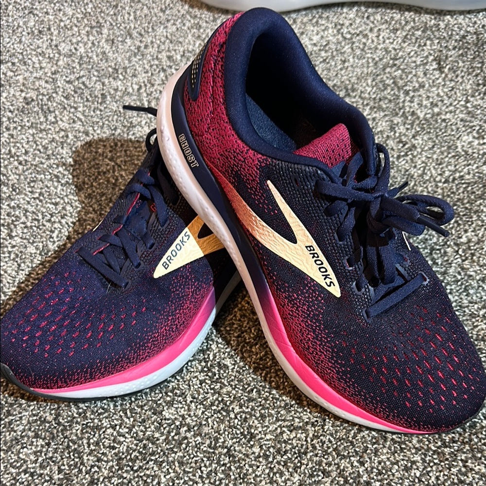Brooks Blue and Pink Athletic Shoes with Cushioned Midsole LIKE NEW 9.5 Ghost 16